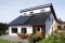Foto van zonnepanelen op het dak van een woning.